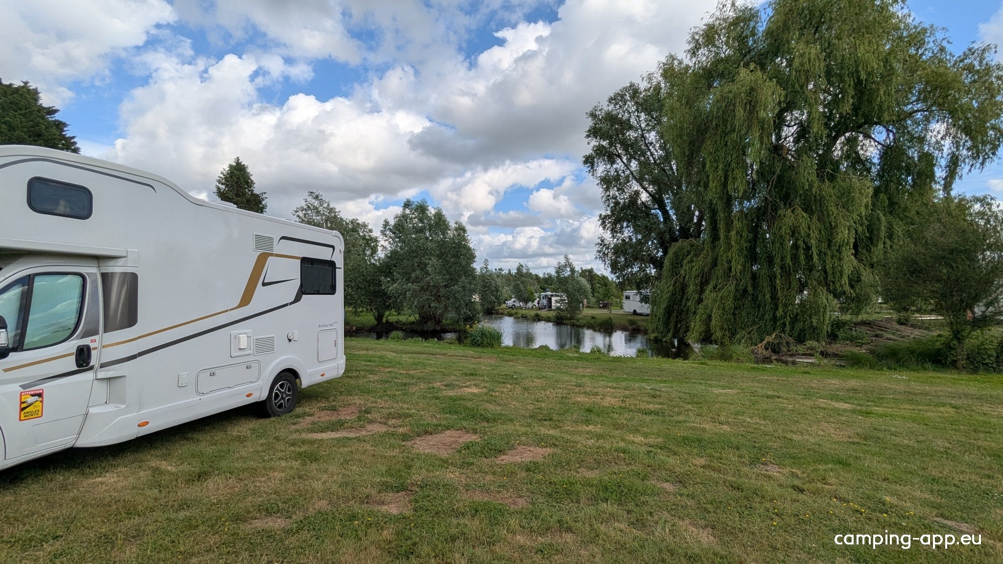 Camping Les Étangs du Levant — Kemping in Bray-sur-Somme