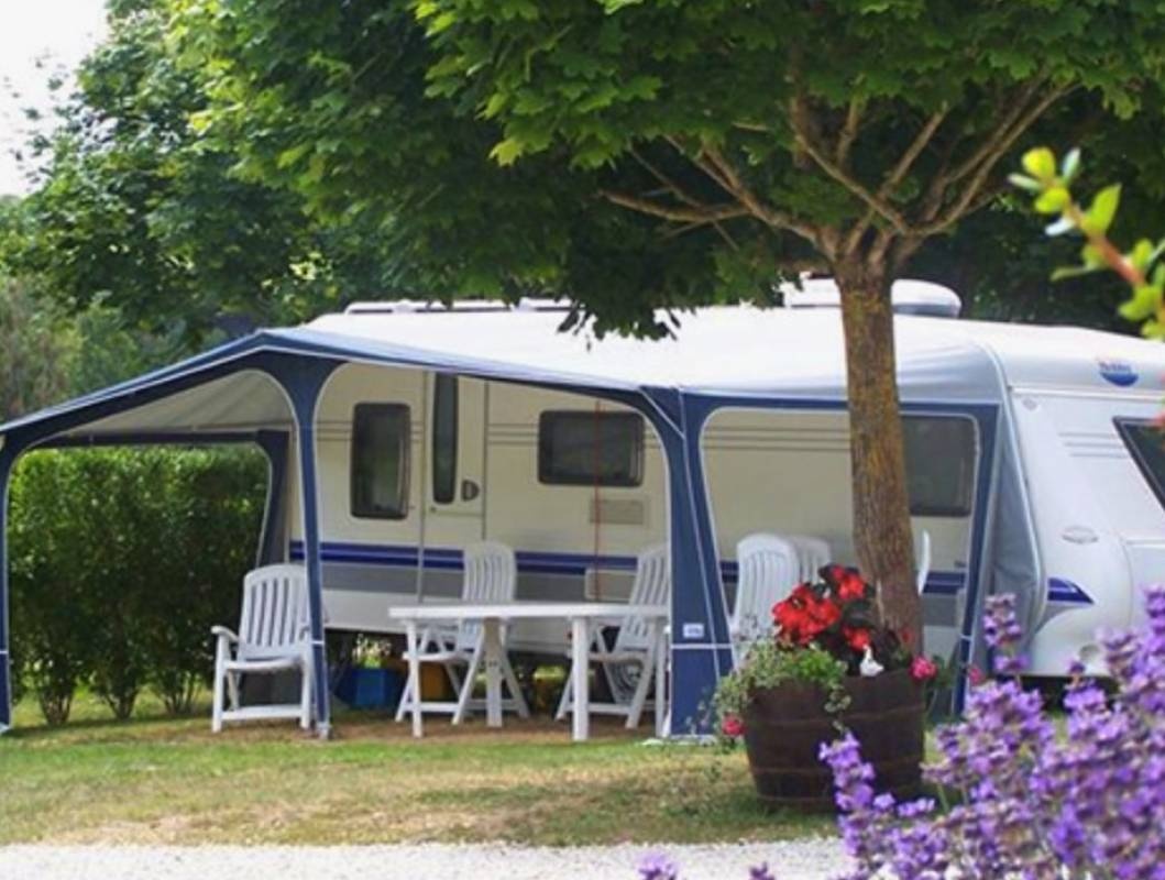 Camping Les Rioms — Campingplads in Barrou