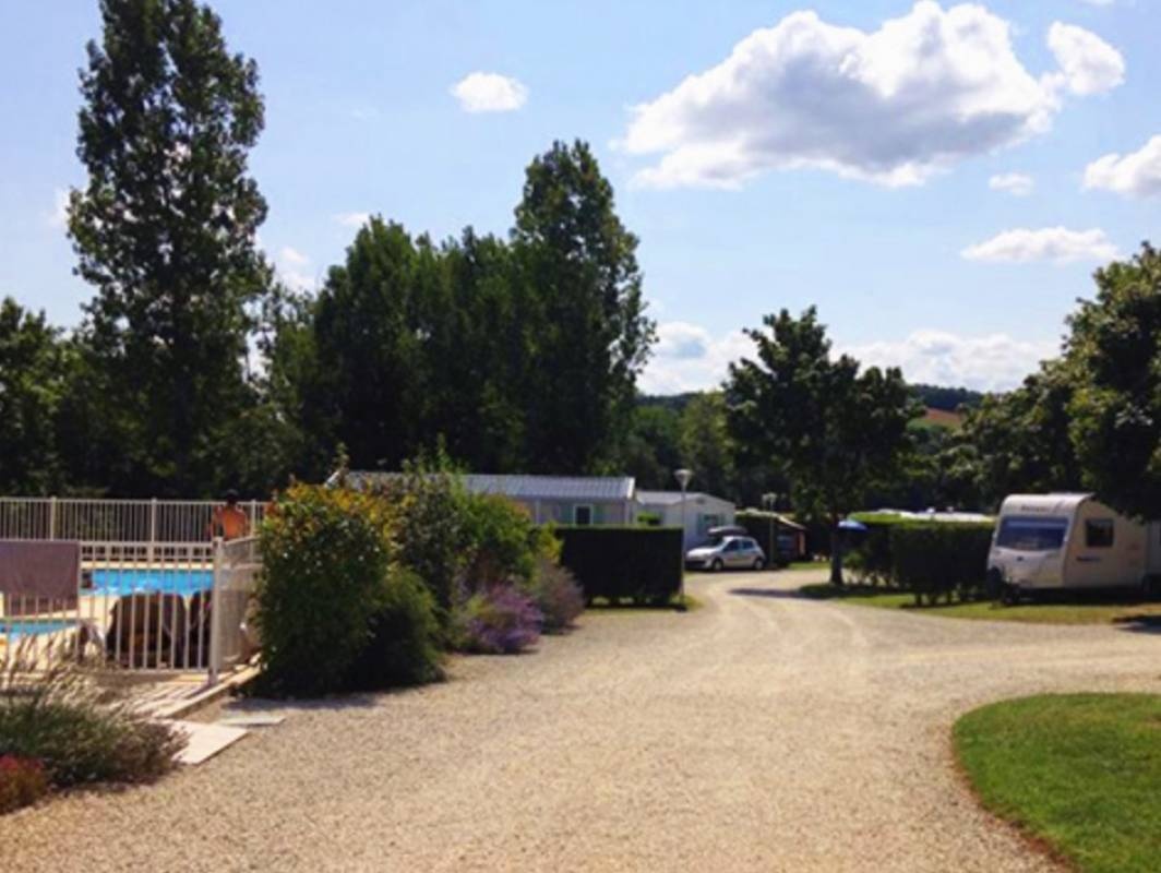 Camping Les Rioms — Kamp yeri in Barrou