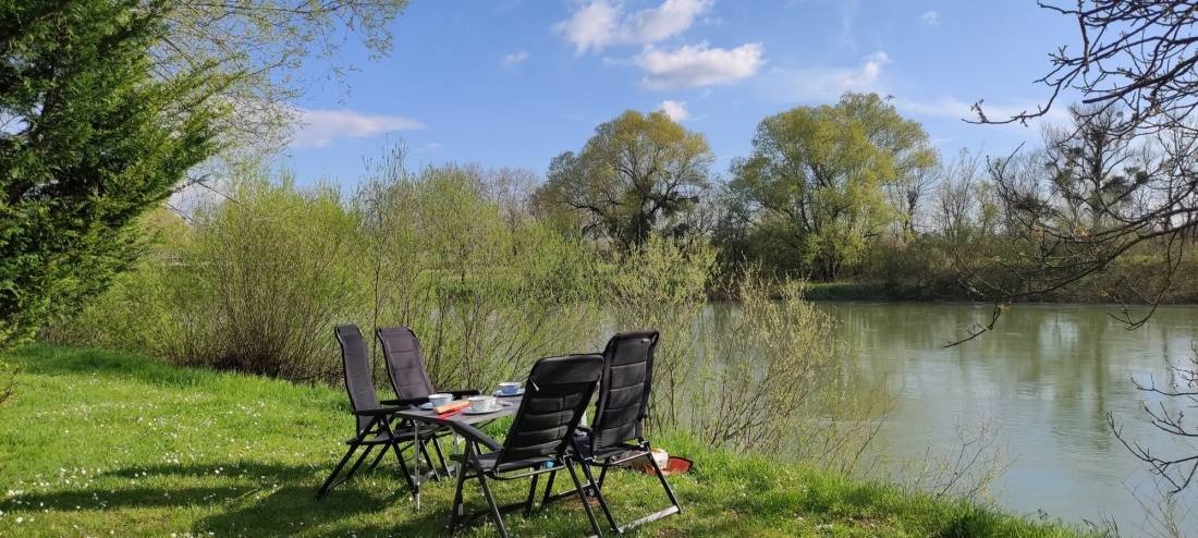 Camping les 3 ours — Місце для кемпінгу in Montbarrey / Bourgogne Franche-Comté