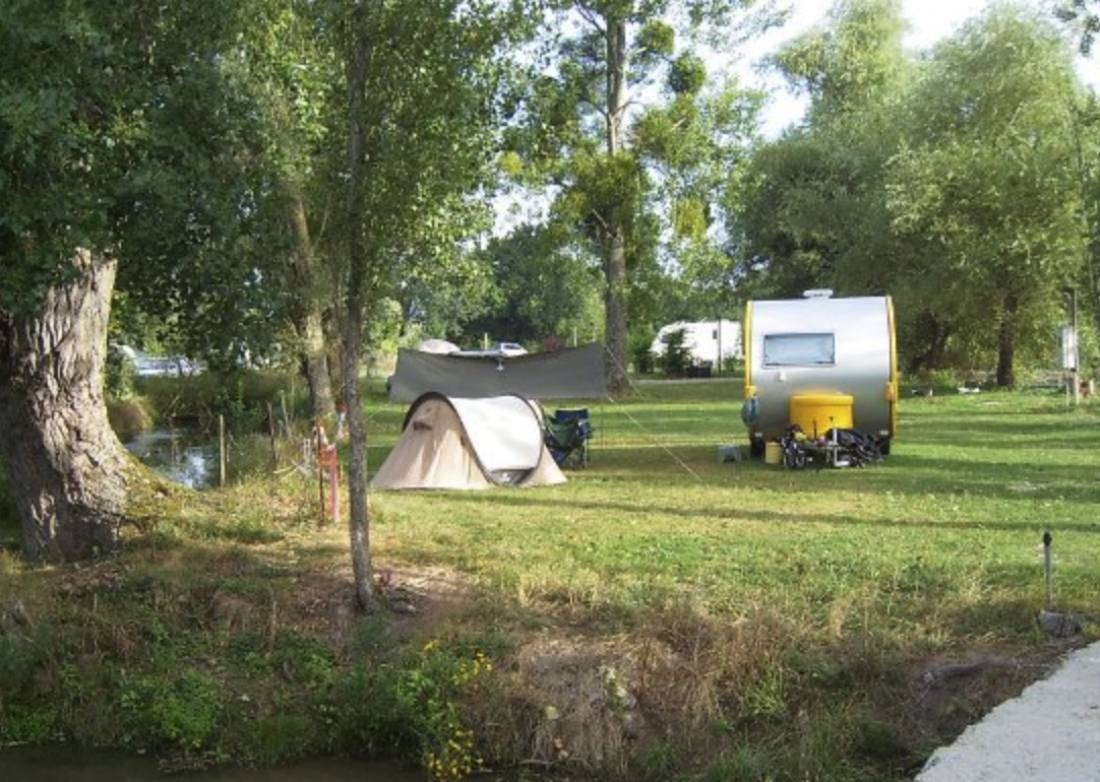Camping Moulin de Saussaye — Camping Site in Crouzilles