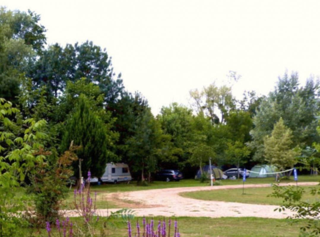 Camping Moulin de Saussaye — Kamp yeri in Crouzilles