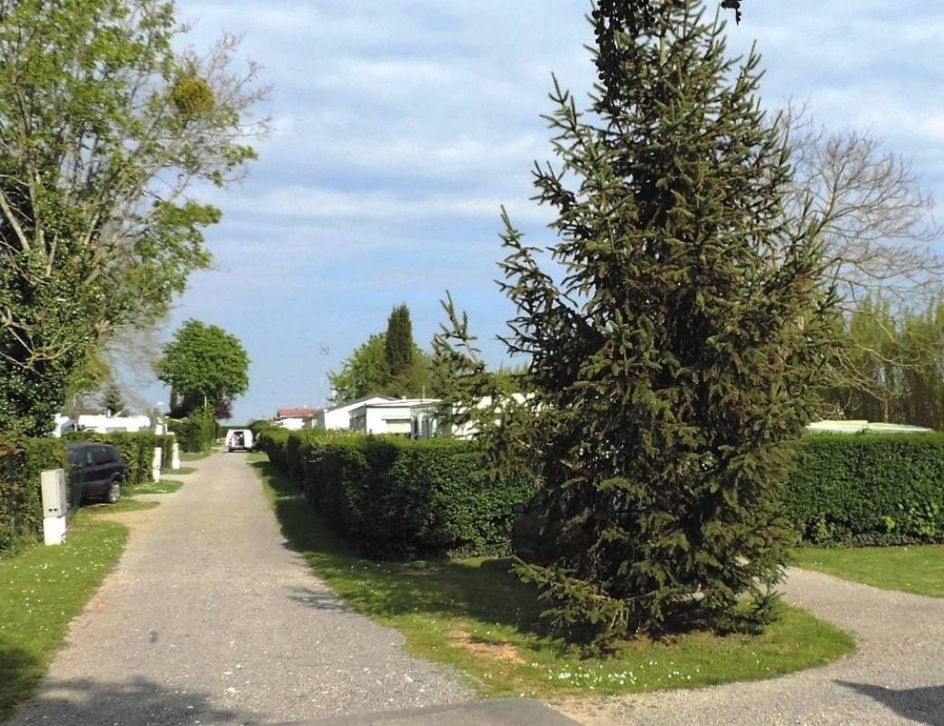 Camping Residential Le Refuge ** — Cámping in Grandpuits-Bailly-Carrois