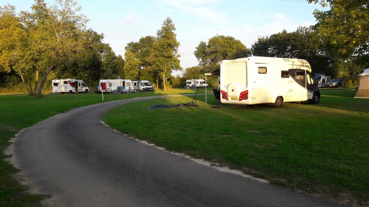 Du Pont de Bourgogne *** — Campingplatz in Saint-Marcel