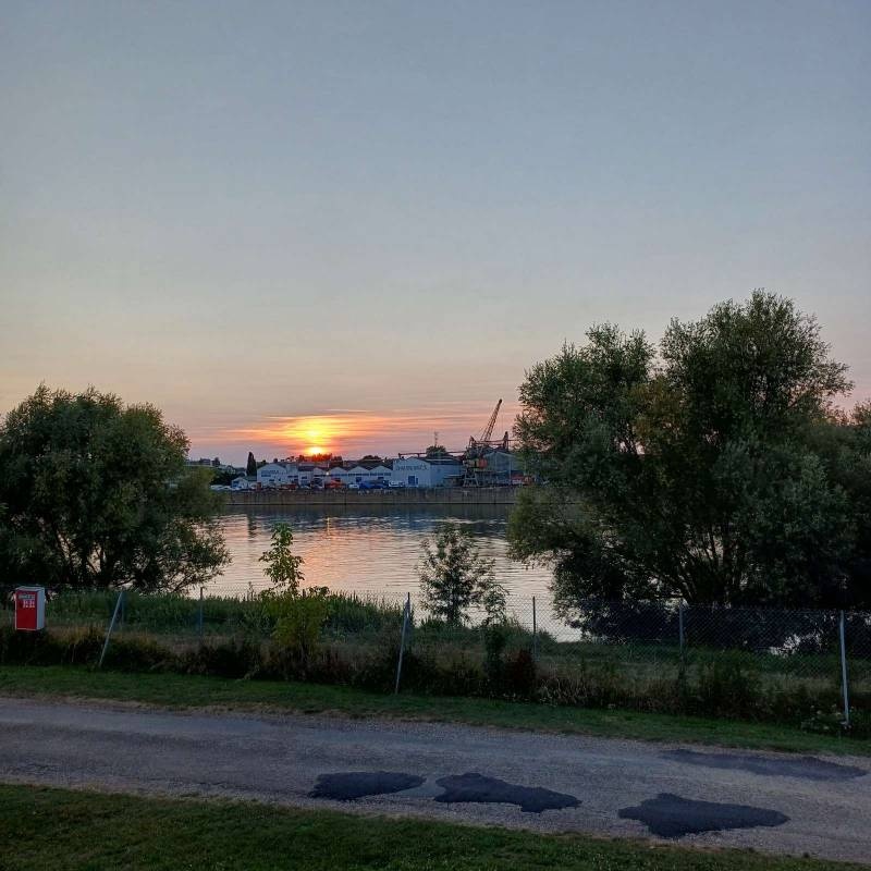 Du Pont de Bourgogne *** — Campingplass in Saint-Marcel