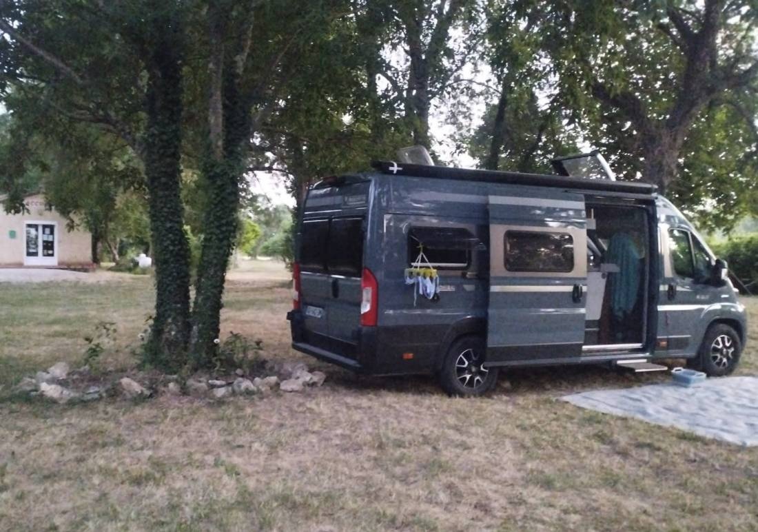 Camping & Gîtes Le Lavoir d’Arlinde — Camping Site in Allègre-les-Fumades 