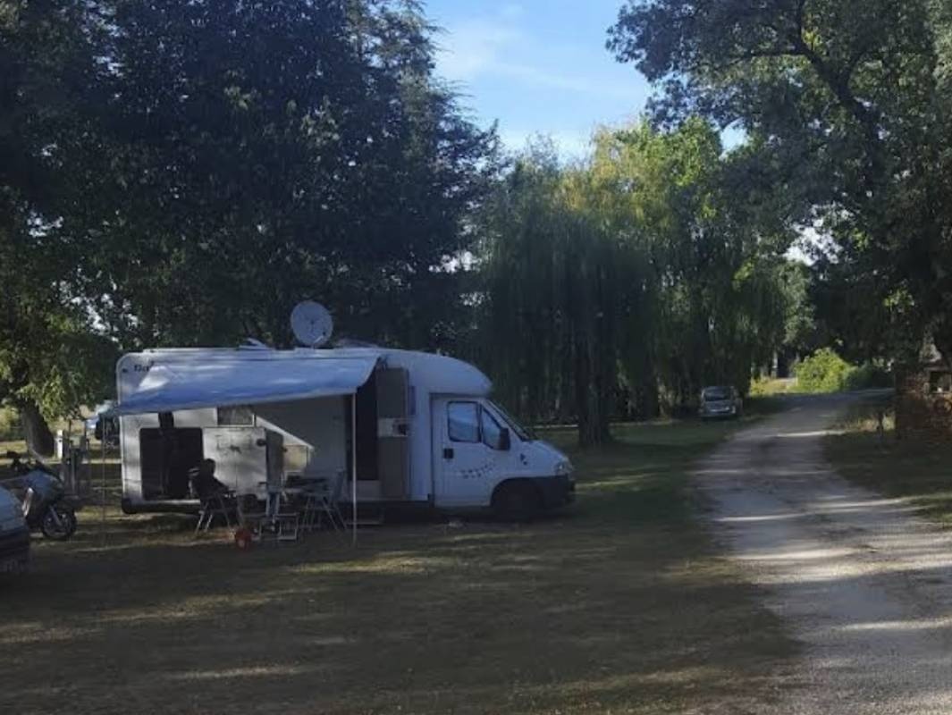 Camping & Gîtes Le Lavoir d’Arlinde — Campingplass in Allègre-les-Fumades 