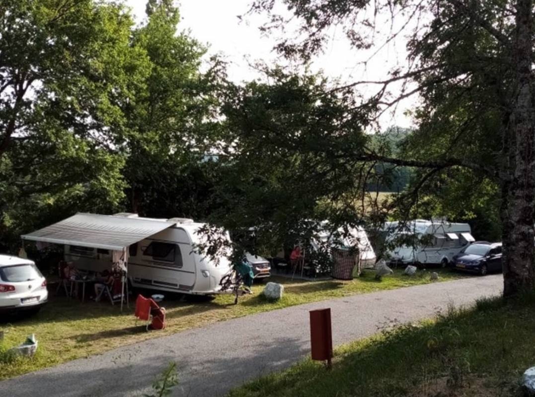 Camping La Perle *** — Campingplats in Saint-Médard-la-Rochette