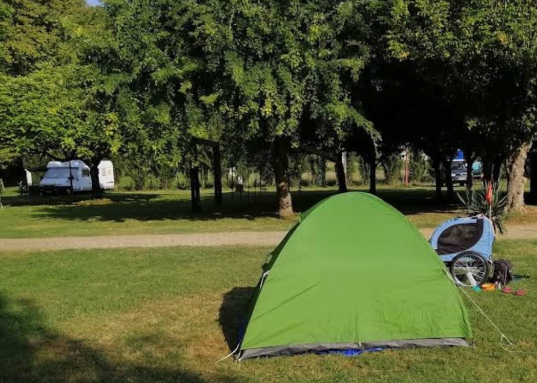 Camping Les Platanes — Місце для кемпінгу in Meilhan-sur-Garonne