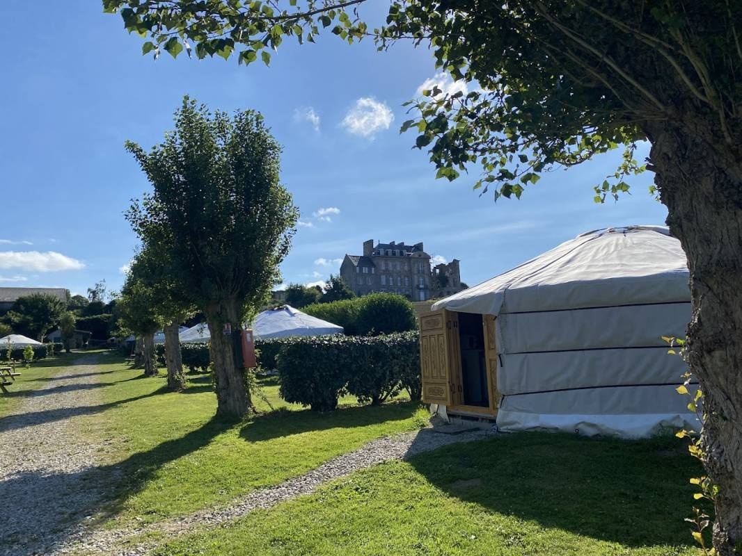 Camping Tal Ar Mor** , mer et yourtes — Campingplass in Plouénan