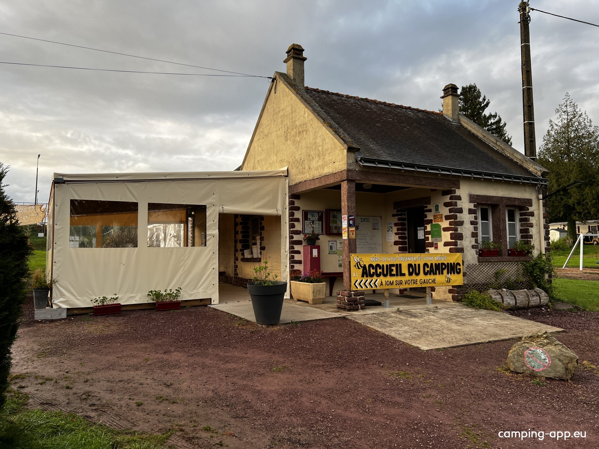Camping du Val aux Fées — Area da campeggio in Concoret