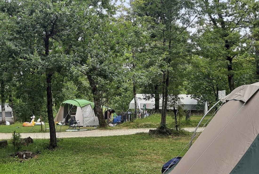 Camping La Tuque *** — Kamp yeri in Belaye
