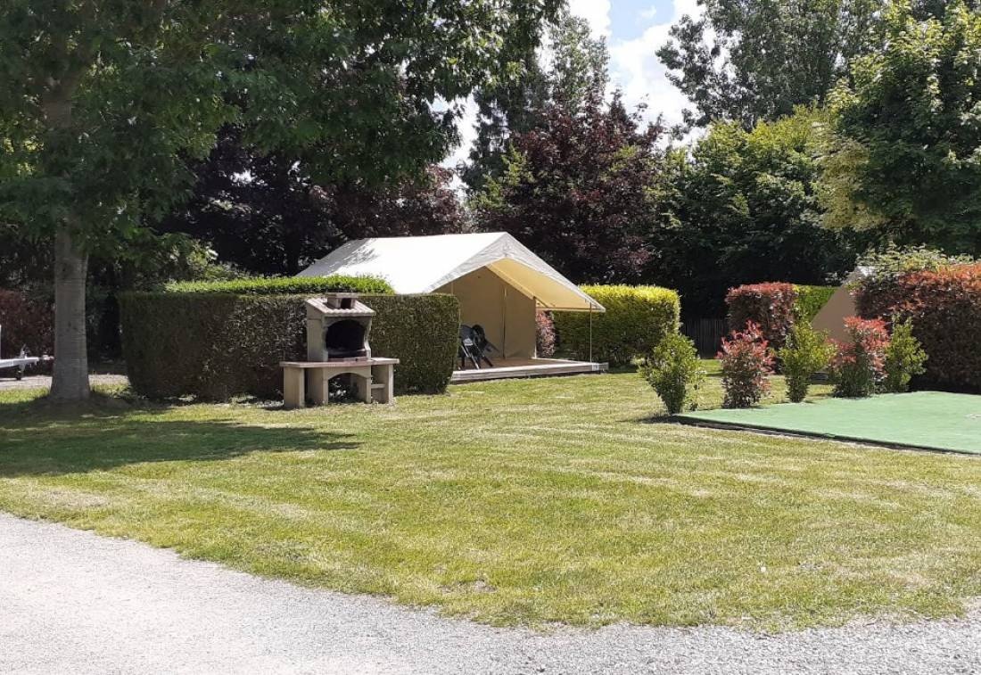 Camping Domaine Les Peupliers *** — Kemping in Tinténiac
