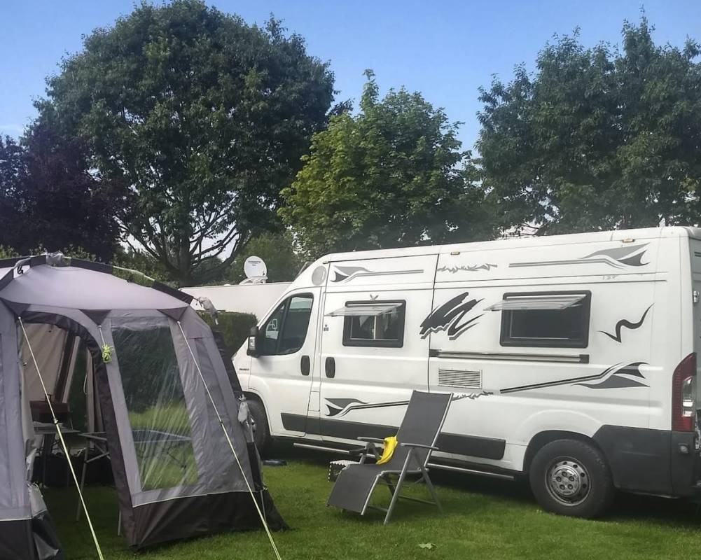 Camping Domaine Les Peupliers *** — Area da campeggio in Tinténiac