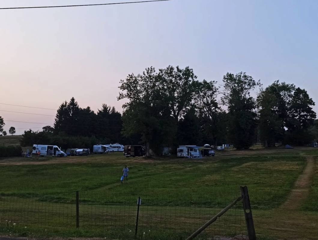 Domaine de Lavaux ** — Cámping in Saint-Sauves-d'Auvergne 