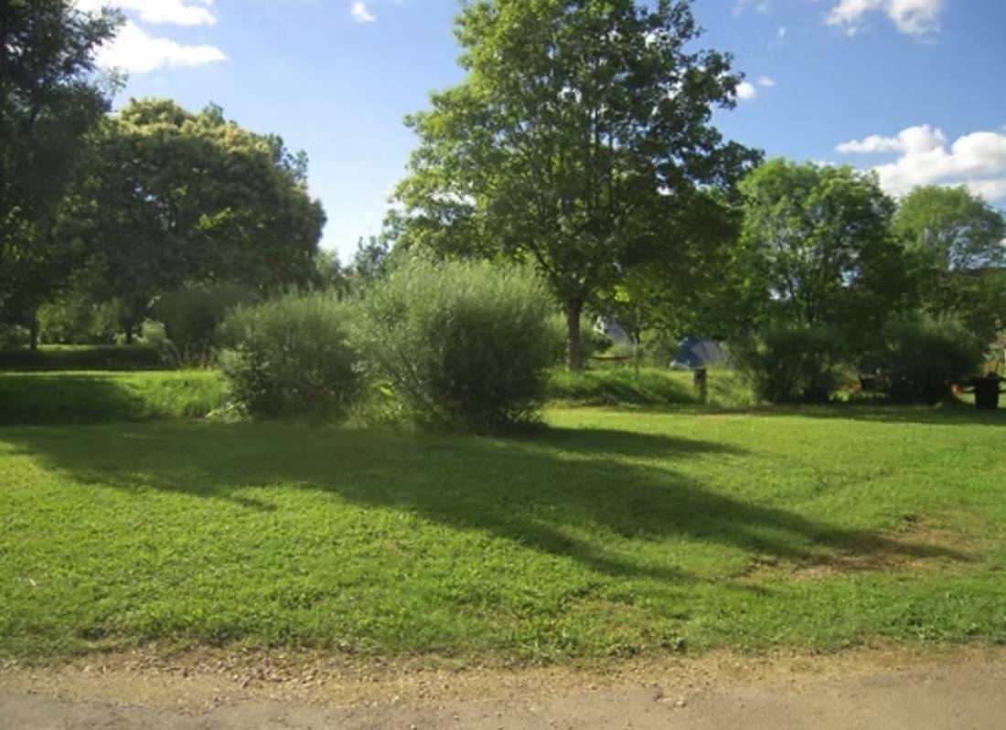 Camping les Chaumes Du Mont — Campingplatz in Nolay 