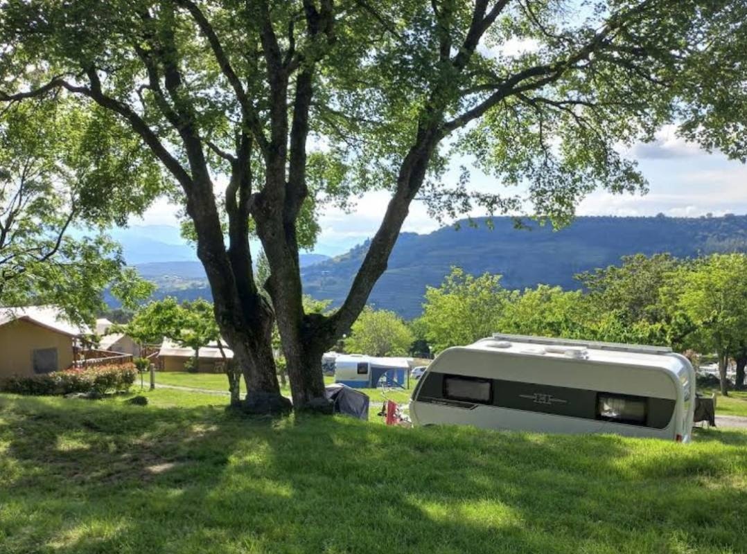 Camping les Charmilles - Ardèche — Kemp in Darbres