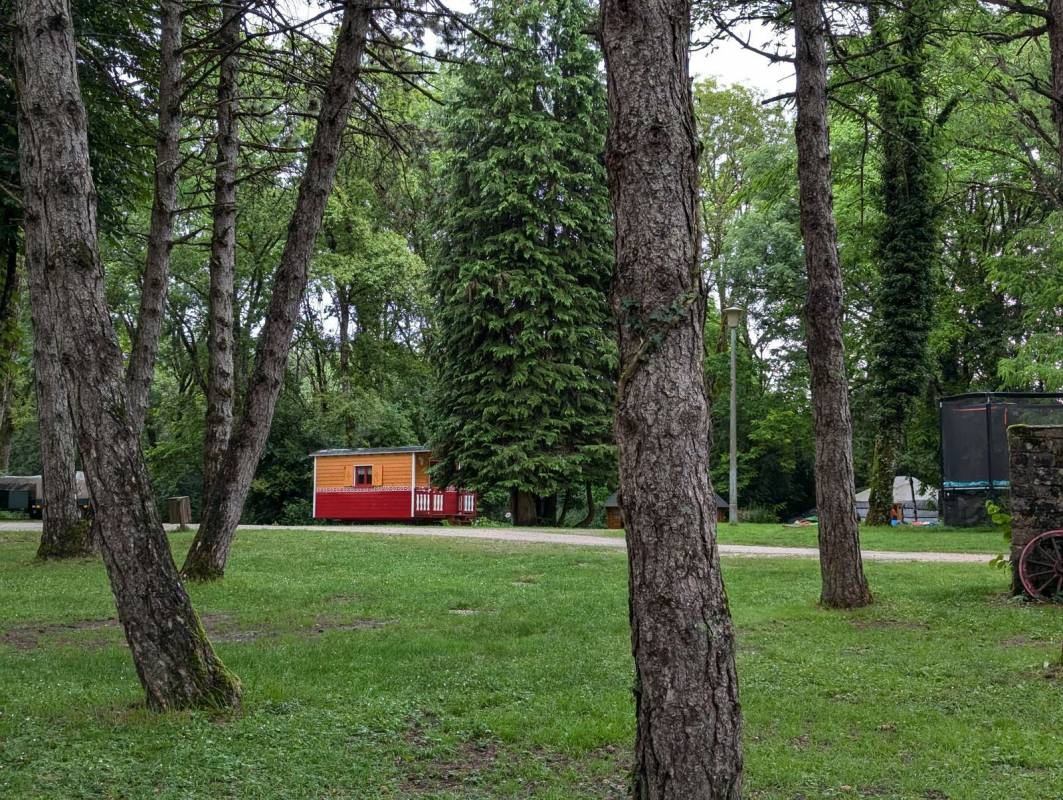 Camping de la Croix d'Arles — Sítio de acampamento in Bourg / Grand Est