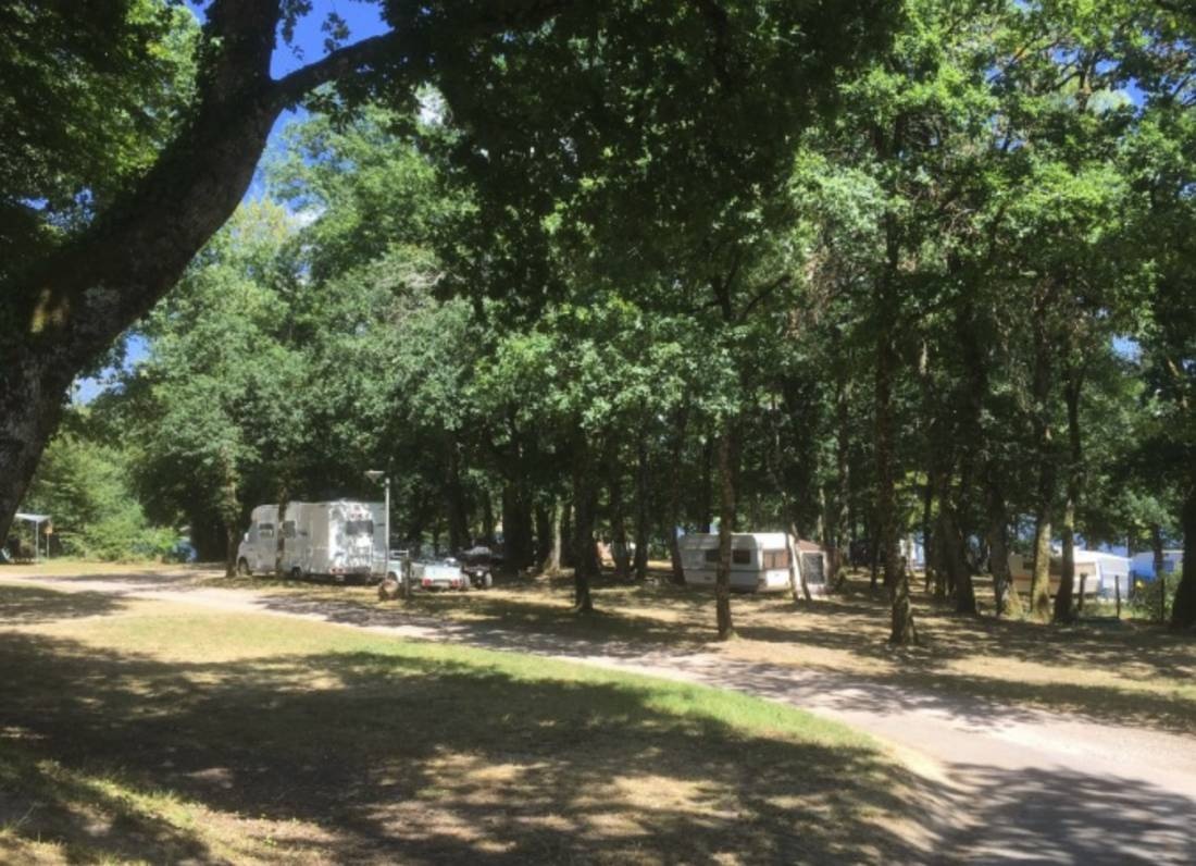 Camping Municipal Montigny-en-Morvan — Kamp yeri in Montigny-en-Morvan