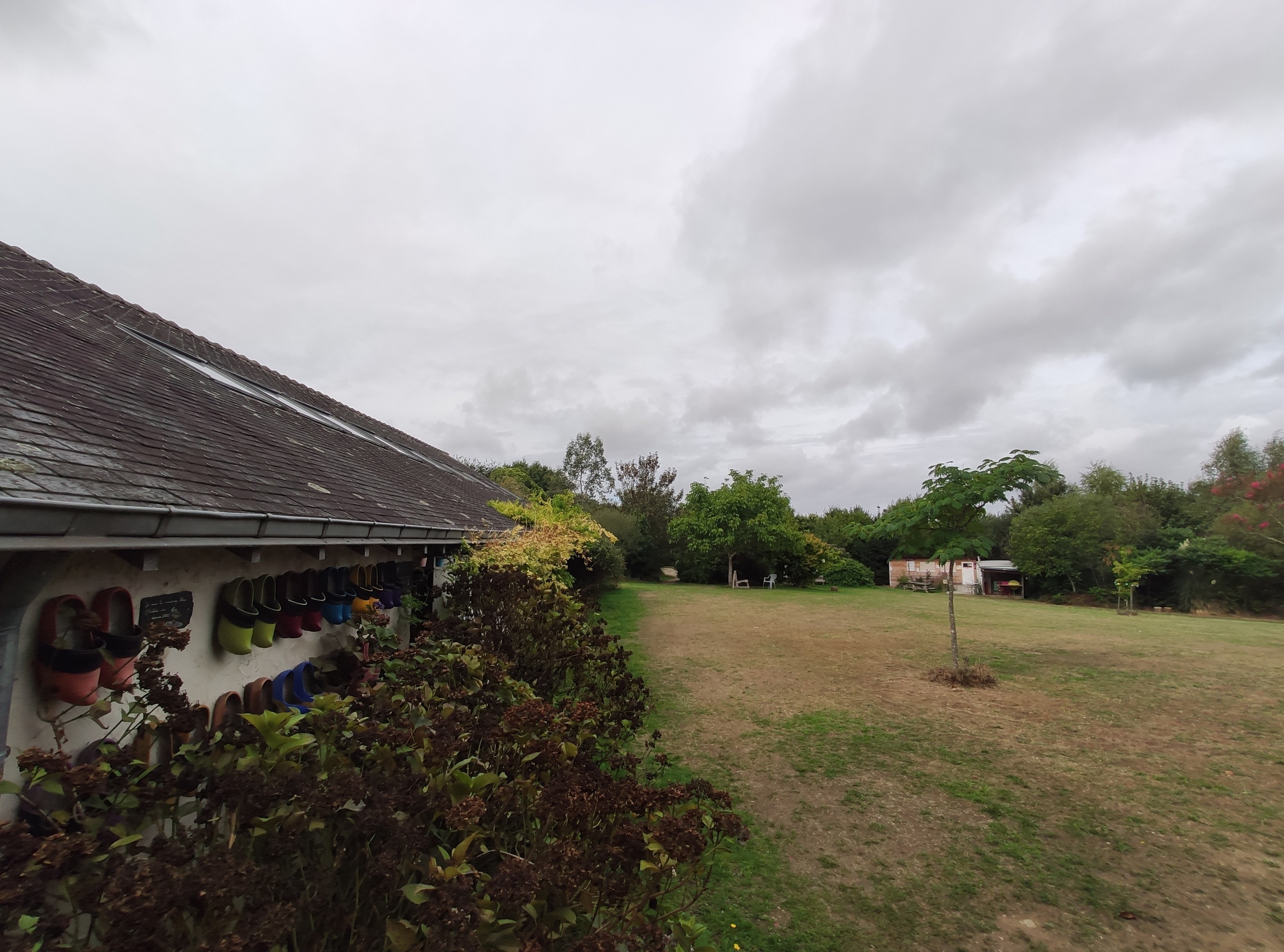 Camping La Fontaine du Hallate ** — Kamp yeri in Plougoumelen