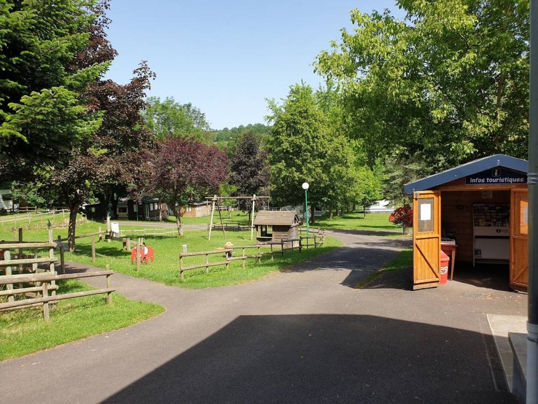 Camping de la Heute Sioule — Area da campeggio in Saint-Bonnet-prés-Orcival