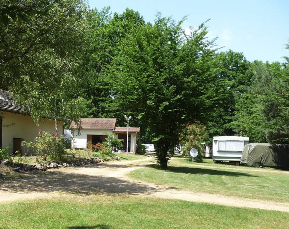 Camping du Champ de la Chapelle — Cámping in Braize