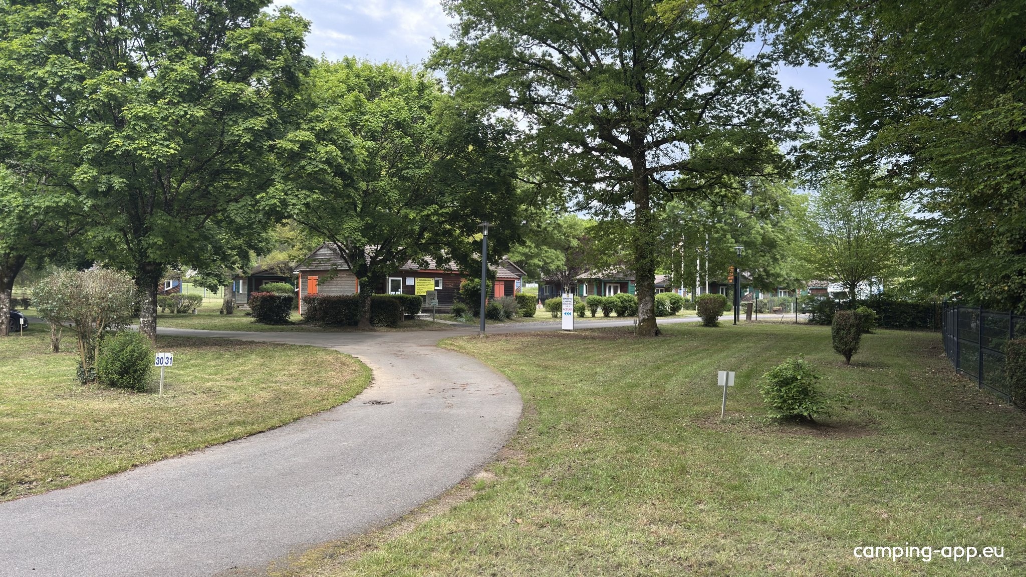 Camping la rivière *** — Sítio de acampamento in Donzenac / Pays de la Loire