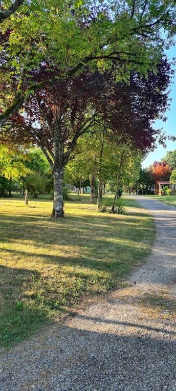 Camping Fontaine Du Roc *** — Місце для кемпінгу in Dévillac