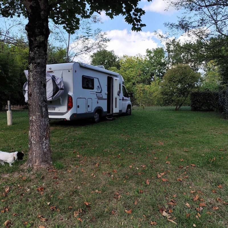 Camping Fontaine Du Roc *** — Kamp yeri in Dévillac