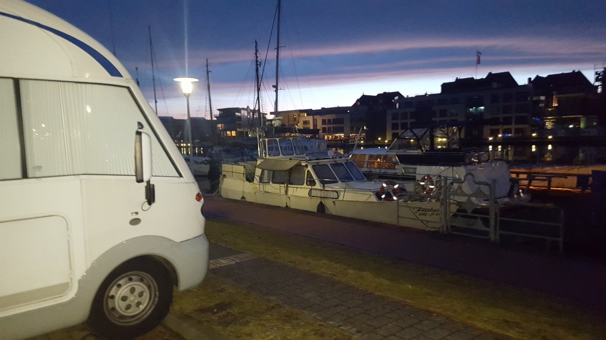 Stellplatz Alter Binnenhafen — Sp. parking dla kamperów in Emden