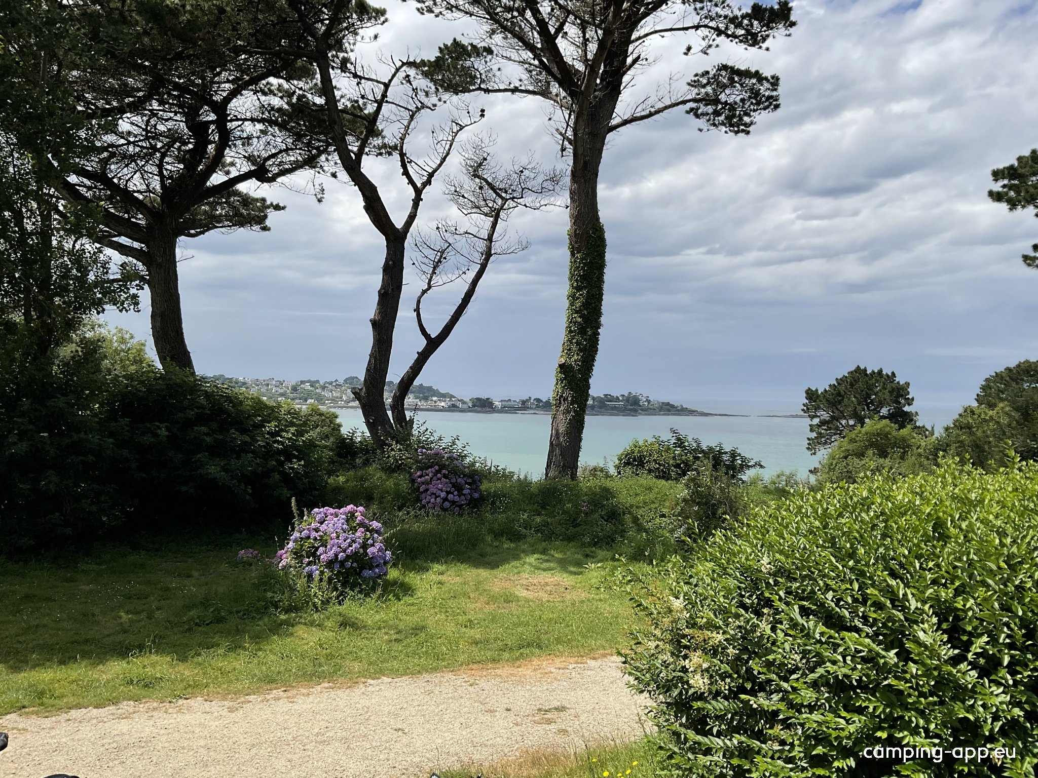 Camping Les Hortensias — Kemp in Plestin-les-Grèves