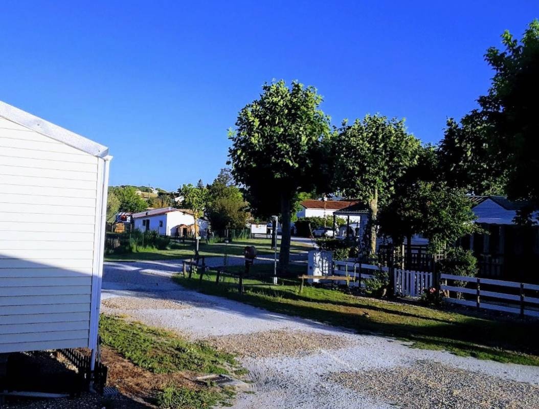 Camping de la Baie de Chandorat ** — Camping Site in Barzan