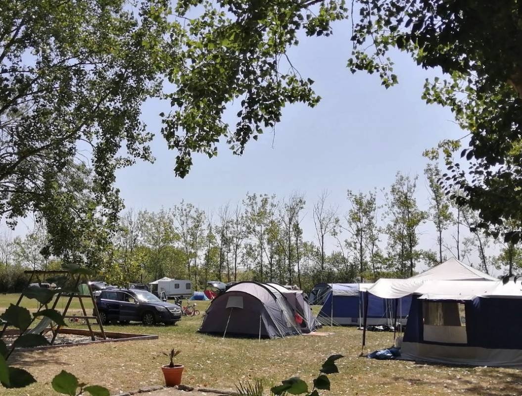 Camping La Loire Fleurie ** — Kamp yeri in Le Perrier