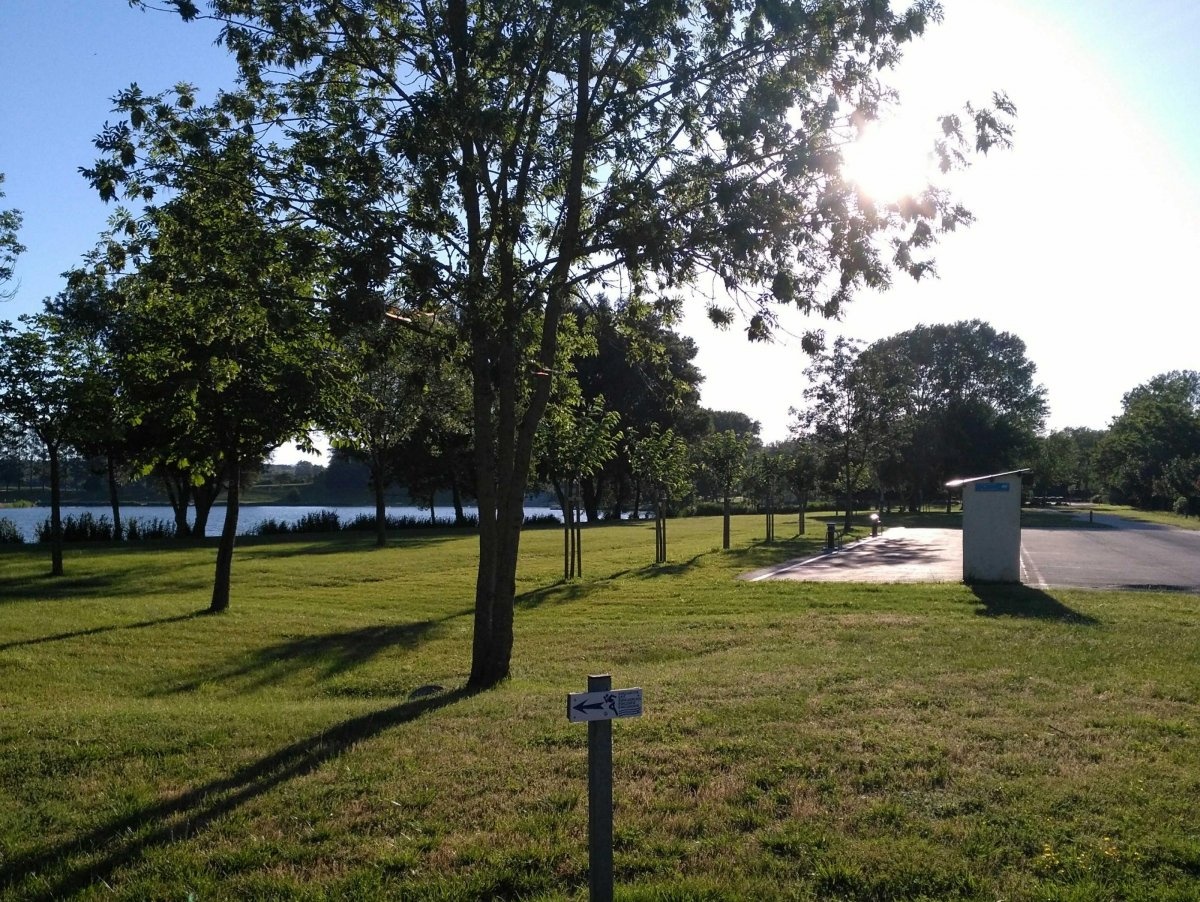 Camping Lac De Champos — Campingplats in Saint-Donat-sur-l'Herbasse