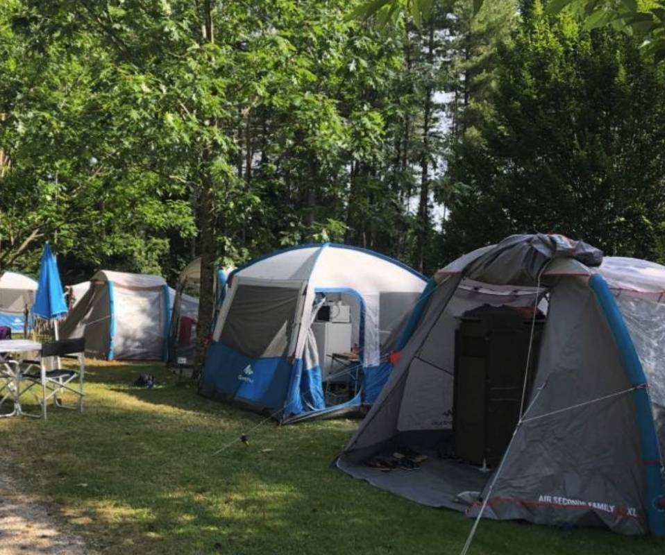 Domaine du Coq Rouge ** (Naturisten Camping) — Sítio de acampamento in Collonges-la-Rouge 