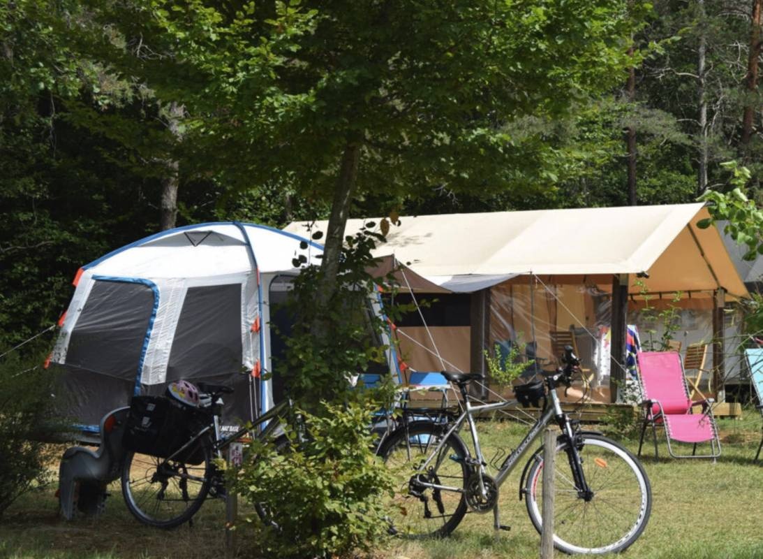 Camping La Castillonderie **** — Campingplats in Thonac