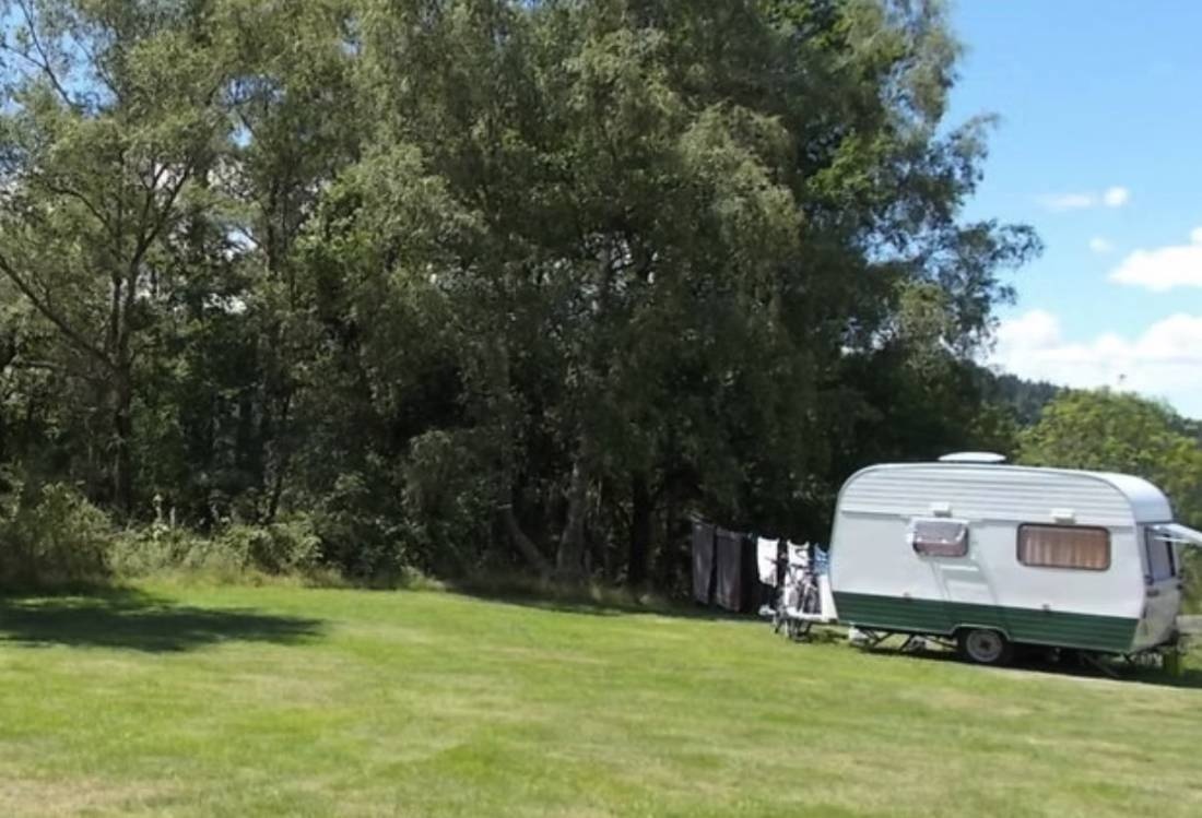 Camping La Cube — Campingplads in Le Brugeron / Auvergne-Rhône-Alpes