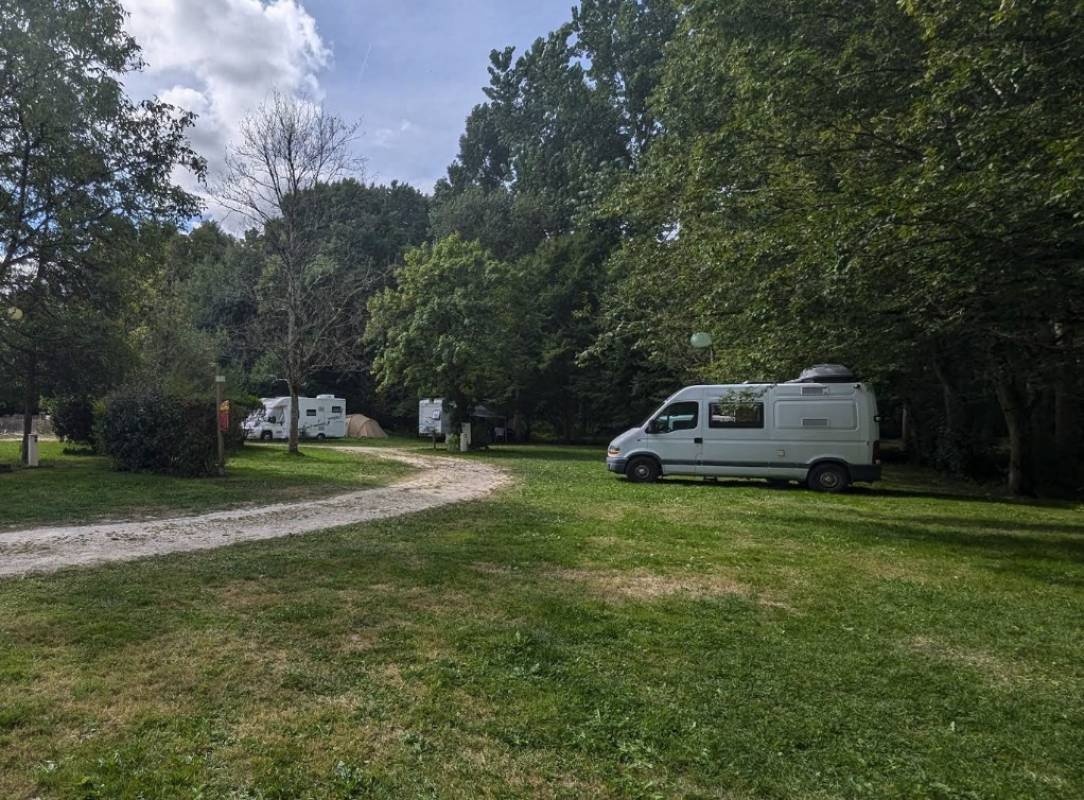 Camping Municipal Dampierre-sur-Boutonne — Camping Site in Dampierre-sur-Boutonne