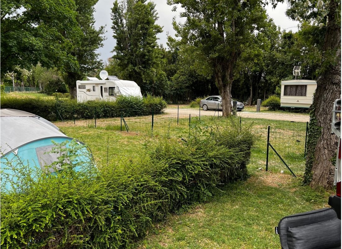 Camping Les Deux Rives — Campingplats in Charmes-sur-Rhône / Auvergne-Rhône-Alpes