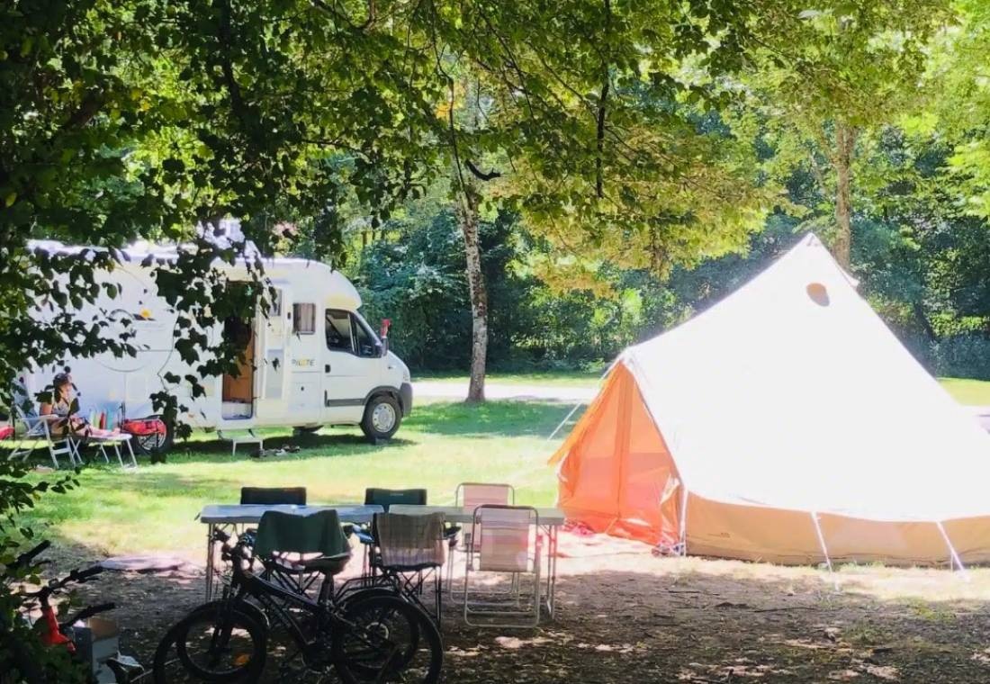 Camping Domaine de la Dombes **** — Kamp yeri in Saint-Paul-de-Varax