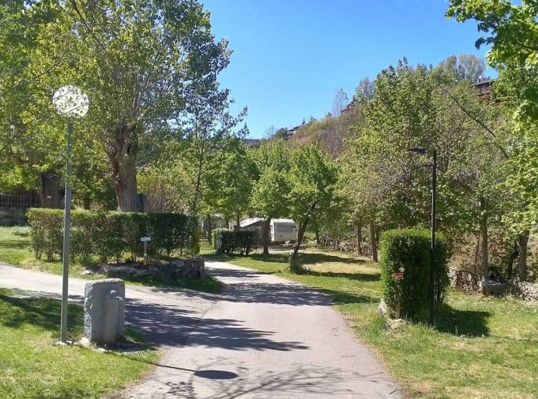 Camping l'Enclave *** — Місце для кемпінгу in Estavar