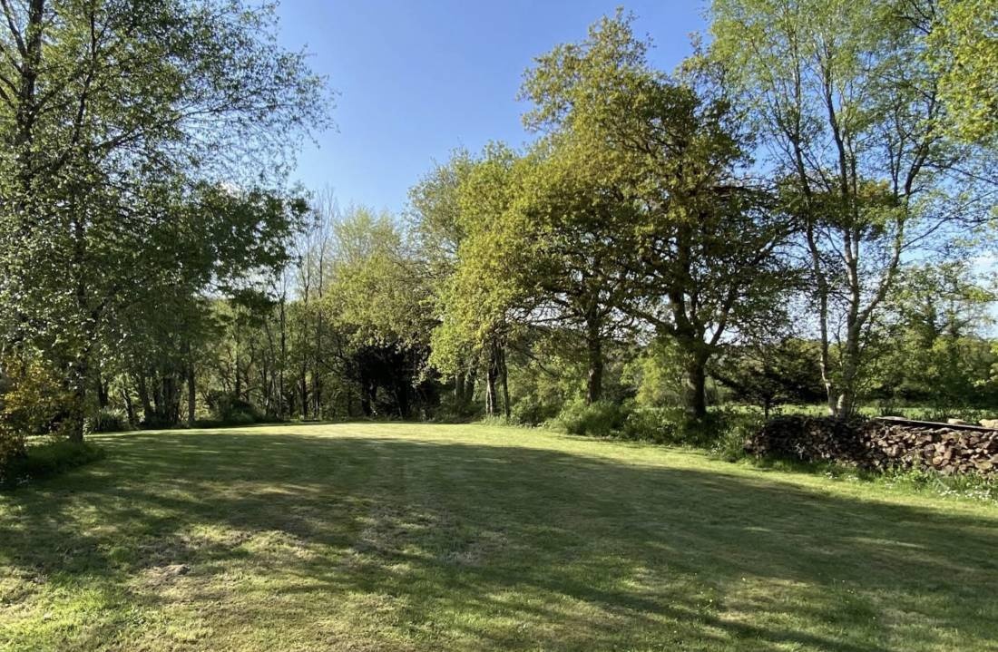 Camping Des Bruyeres — Campingplass in Le Cloître-Saint-Thégonnec