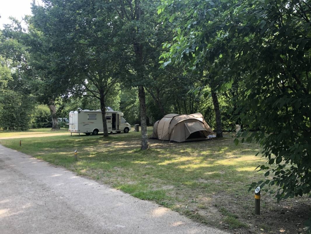 Camping Municipal Les Humeaux — Місце для кемпінгу in Bournezeau