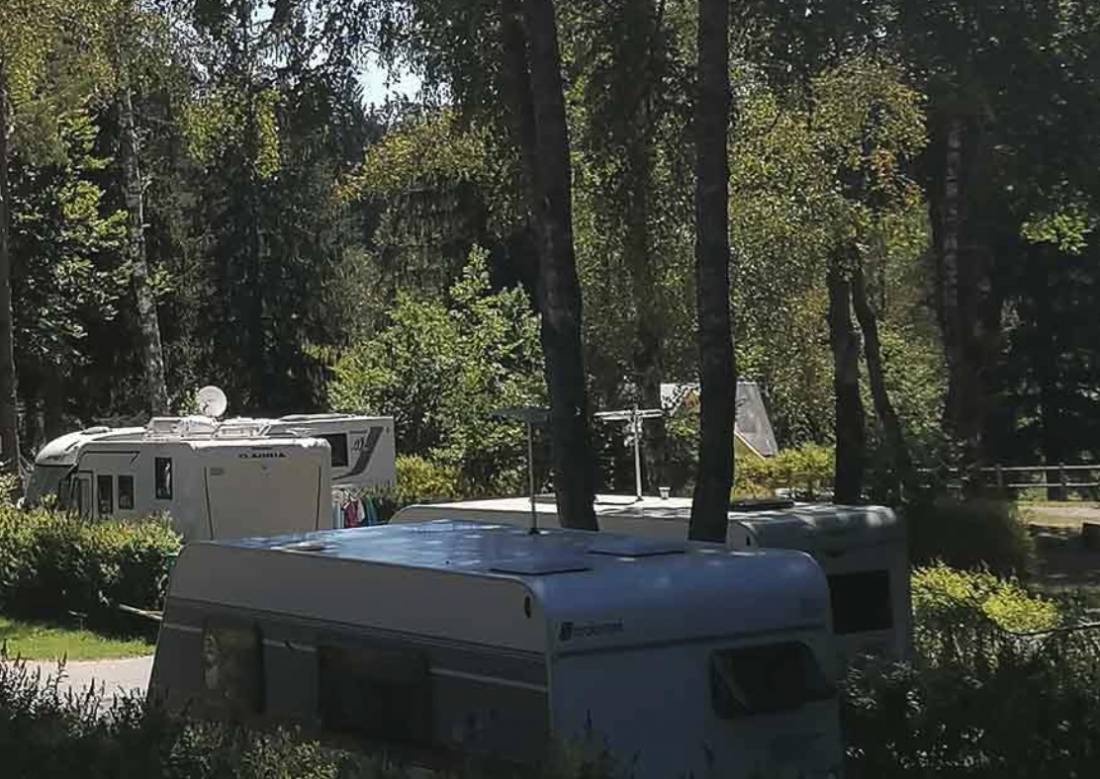 Camping aus Portes des Mille Sources *** — Cámping in Bugeat