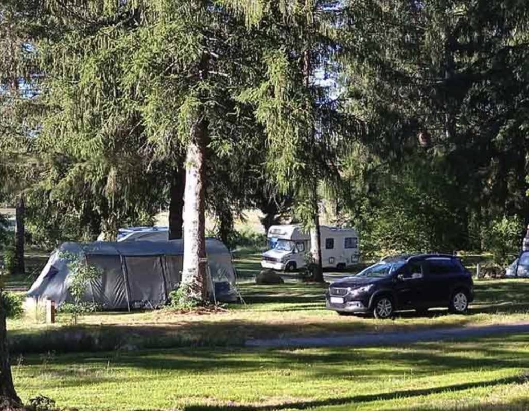 Camping aus Portes des Mille Sources *** — Місце для кемпінгу in Bugeat