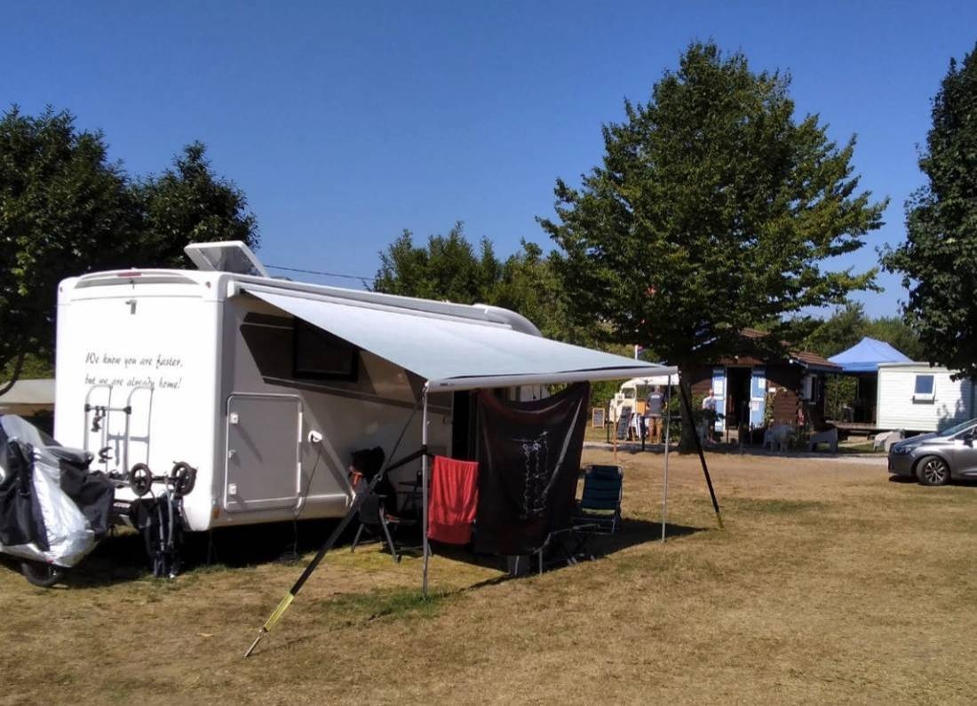 Camping Brise du Lac — Area da campeggio in Sainte-Eulalie-d'Olt