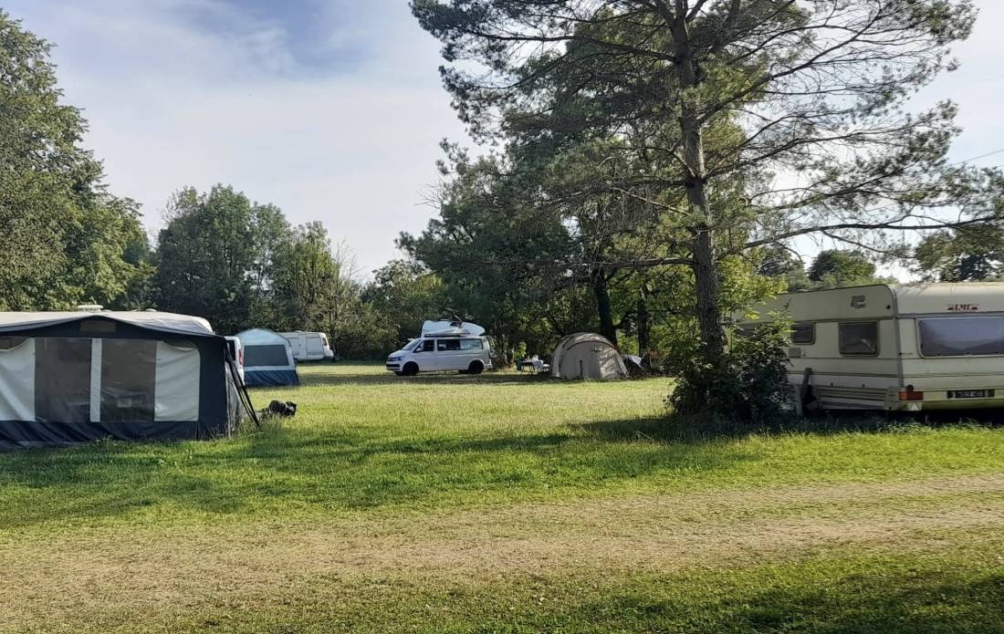 Camping du Navoy — Sítio de acampamento in Pont-du-Navoy