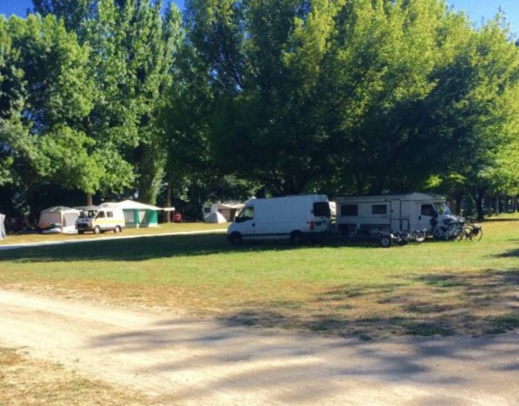 Camping Municipal La Fontaine du Pre St Jean — Camping in Dompierre-sur-Charente