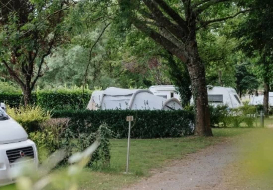 Camping Municipal La Rivière ** — Campingplass in Sainte-Cécile