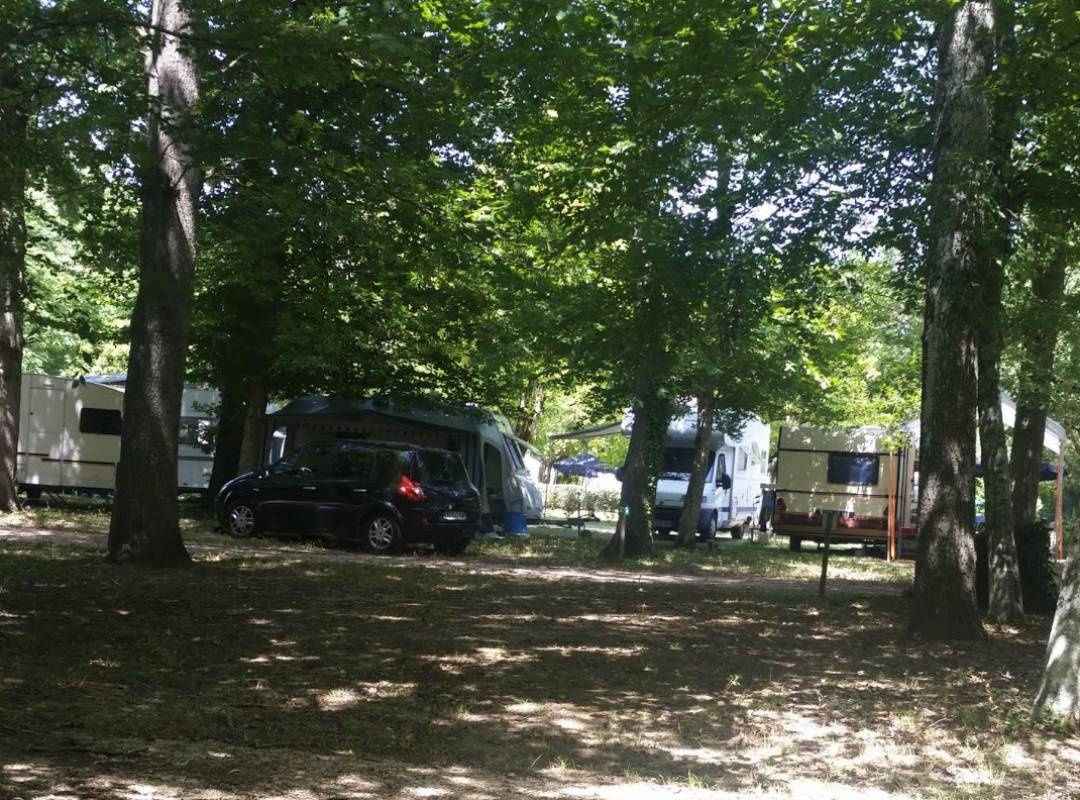 Camping Le Colombier ** — Sítio de acampamento in Nègrepelisse